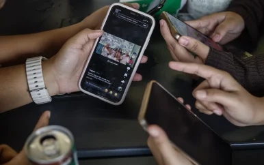 Restaurants Sardinië verbieden telefoons aan tafel