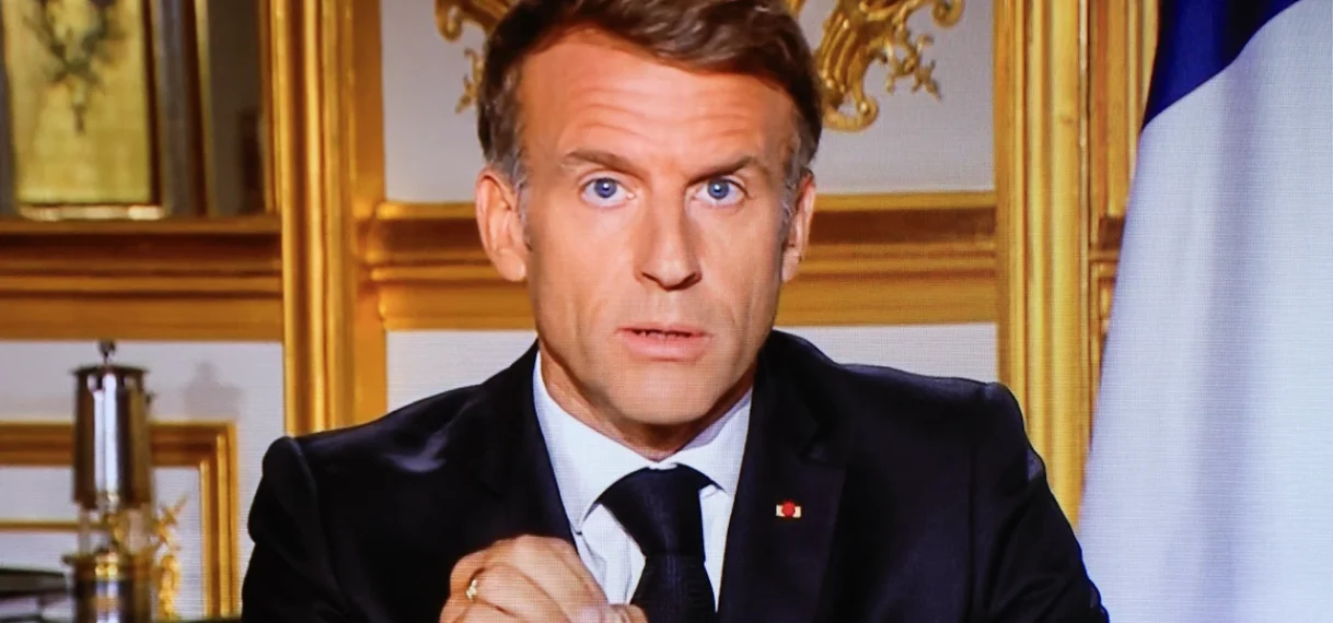 President Macron haalt uit naar relschoppers in Parijs