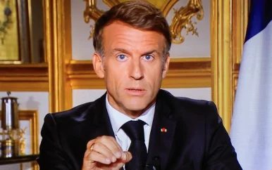 President Macron haalt uit naar relschoppers in Parijs