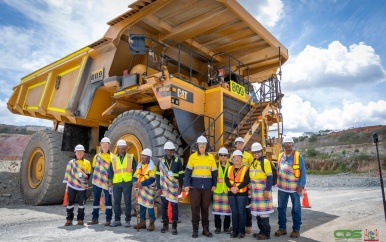 President Simons erkent bijdrage Newmont bij 10 jaar Merian-mijn