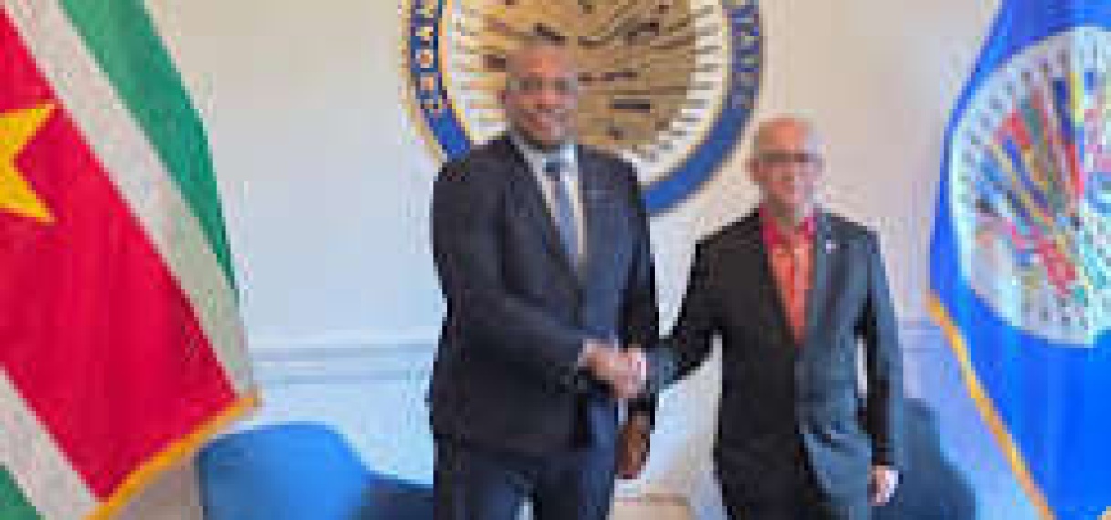 Minister Melvin Bouva en OAS-secretaris-generaal Albert Ramdin bespreken versterking regionale samenwerking