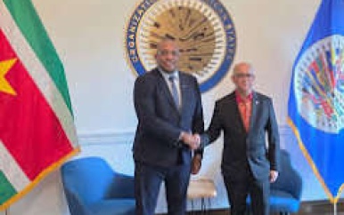 Minister Melvin Bouva en OAS-secretaris-generaal Albert Ramdin bespreken versterking regionale samenwerking