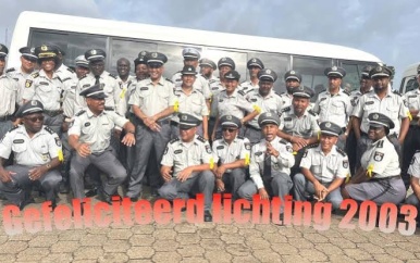 Korps Politie Suriname feliciteert lichting oktober 2003