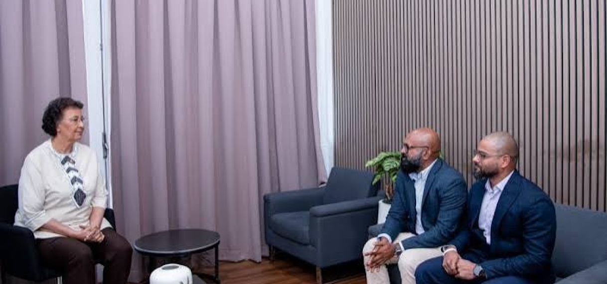 Digicel informeert president Simons over investeringen en uitbreiding glasvezelnetwerk