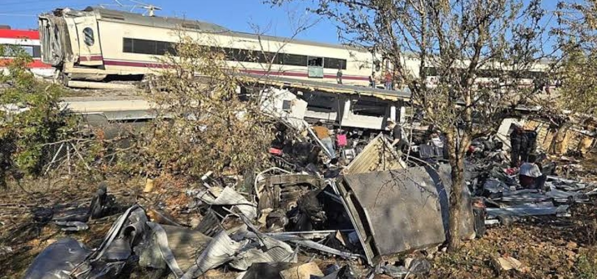 Twee passagierstreinen botsen in Spanje: tientallen doden