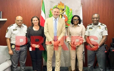 Korpschef ontvangt nieuwe Franse politie-liaisons voor kennismaking